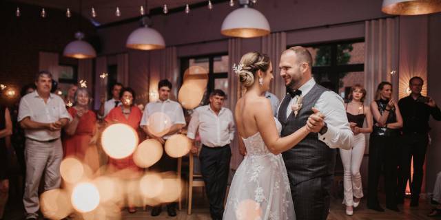 Tanzendes Brautpaar im festlich geschmückten Hochzeitssaal