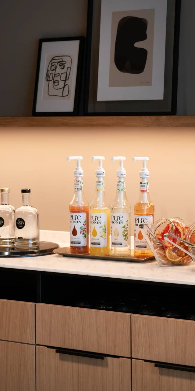 Erfrischungsbar mit Tafelwasser, Sirupen und Obst