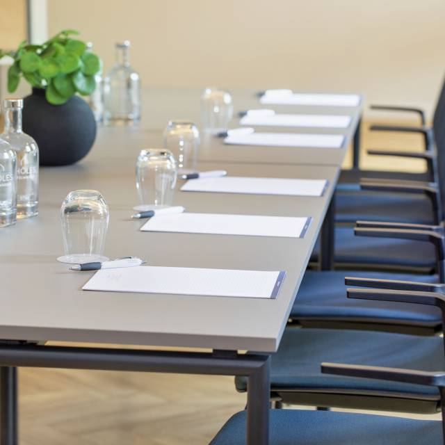 Tagungsraum mit Konferenztisch