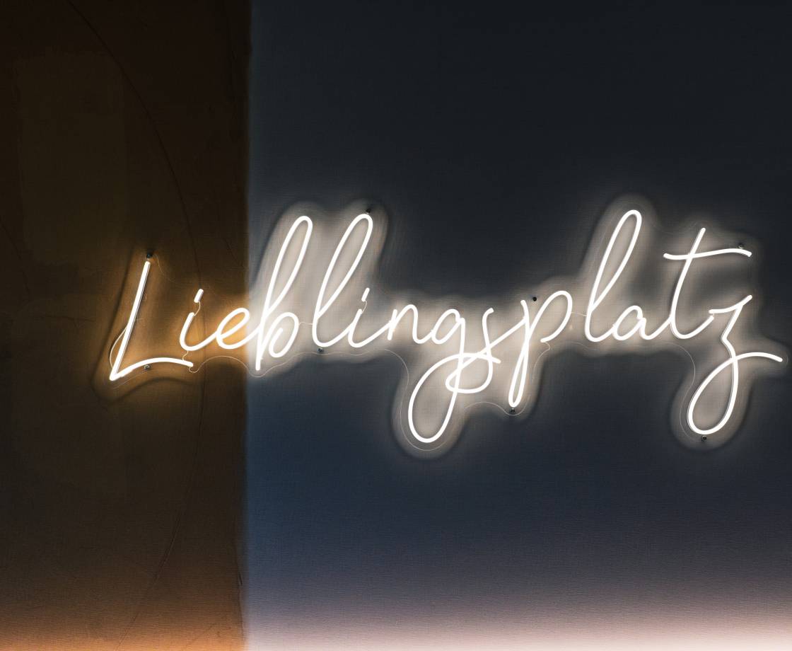 LED Schriftzug "Lieblingsplatz" an der Wand befestigt
