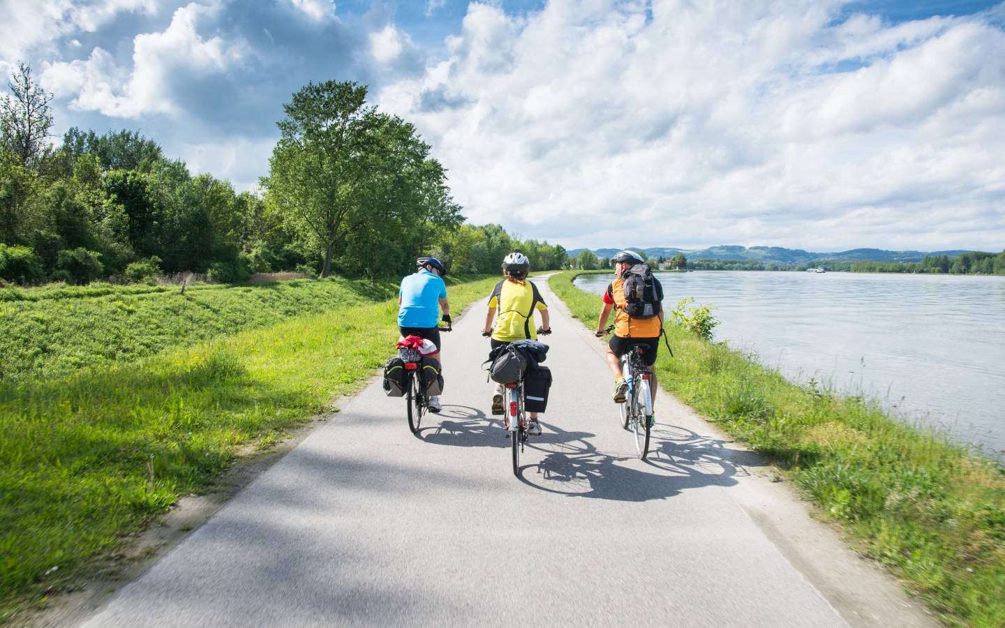 Fahrradfahrer radeln entlang eines Flusses