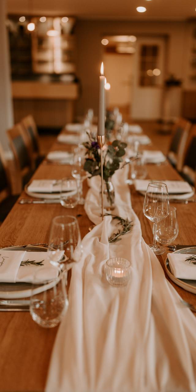 Hochzeitstafel mit fein gedeckten Tischen und stilvoller Tischdekoration