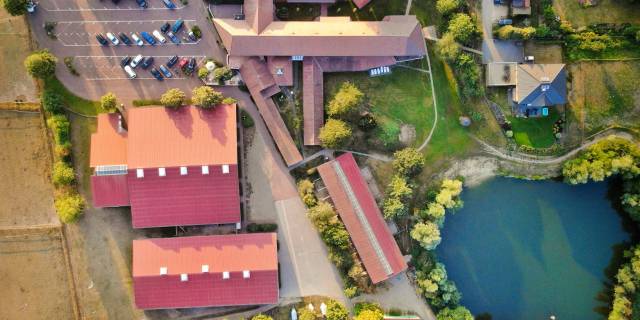Luftausnahme vom Hotel Bücken mit See und Parkplätzen