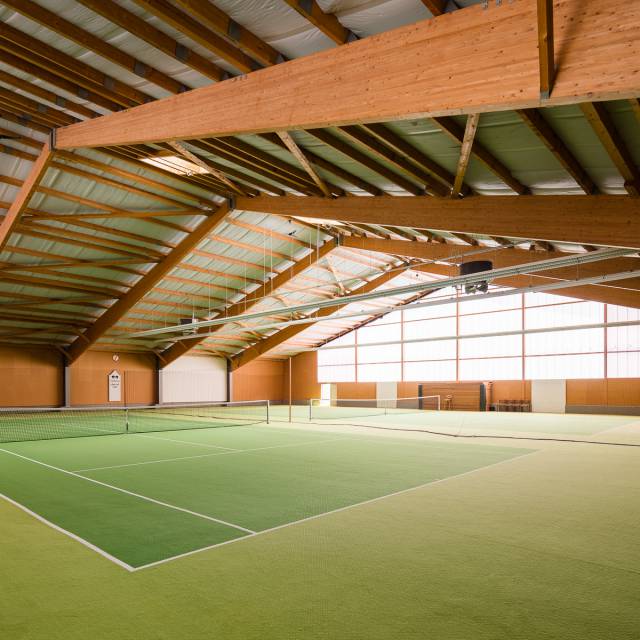 Moderne Tennishalle im Hotel Bücken