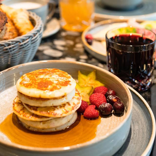 Frühstücken im Landhotel Bücken - Kunstvoll angerichtete Pancakes mit Früchten