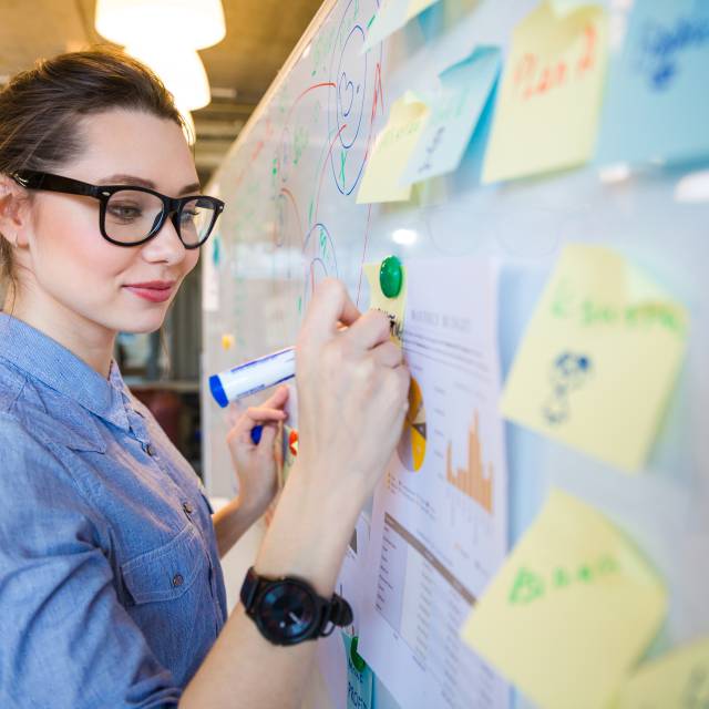 Kreativer Workshop mit interaktiven Präsentationen und Brainstorming