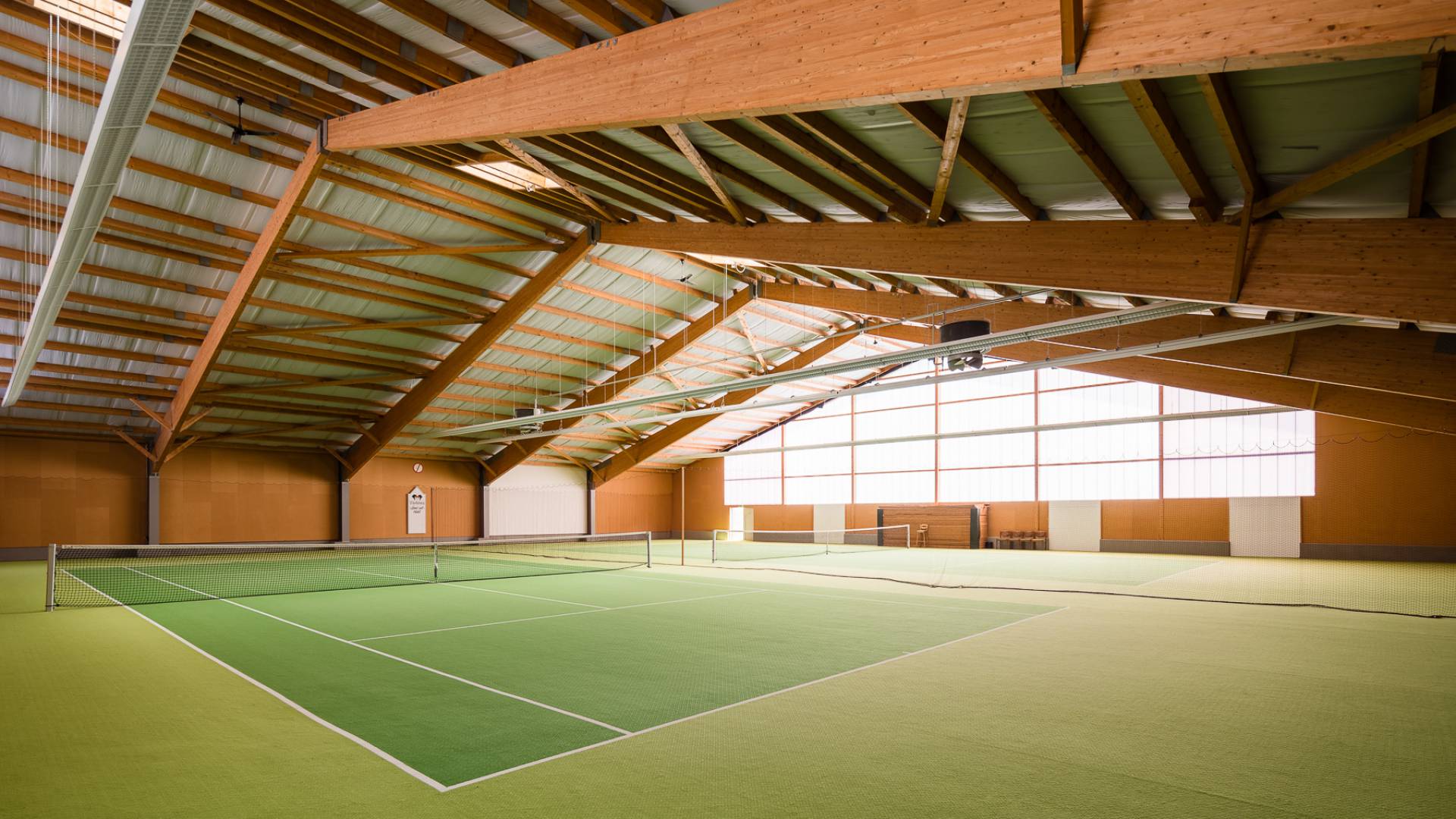 Moderne Tennishalle im Hotel Bücken