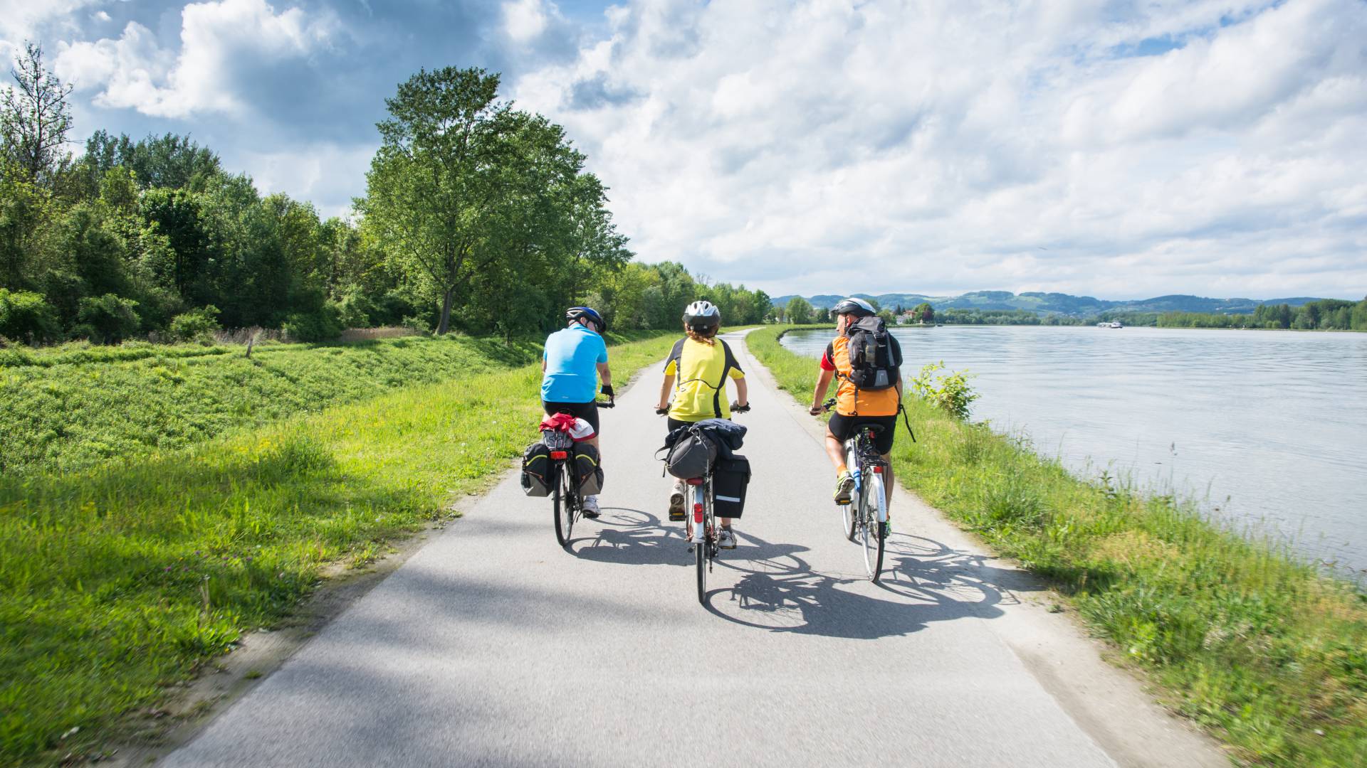 Fahrradfahrer radeln entlang eines Flusses